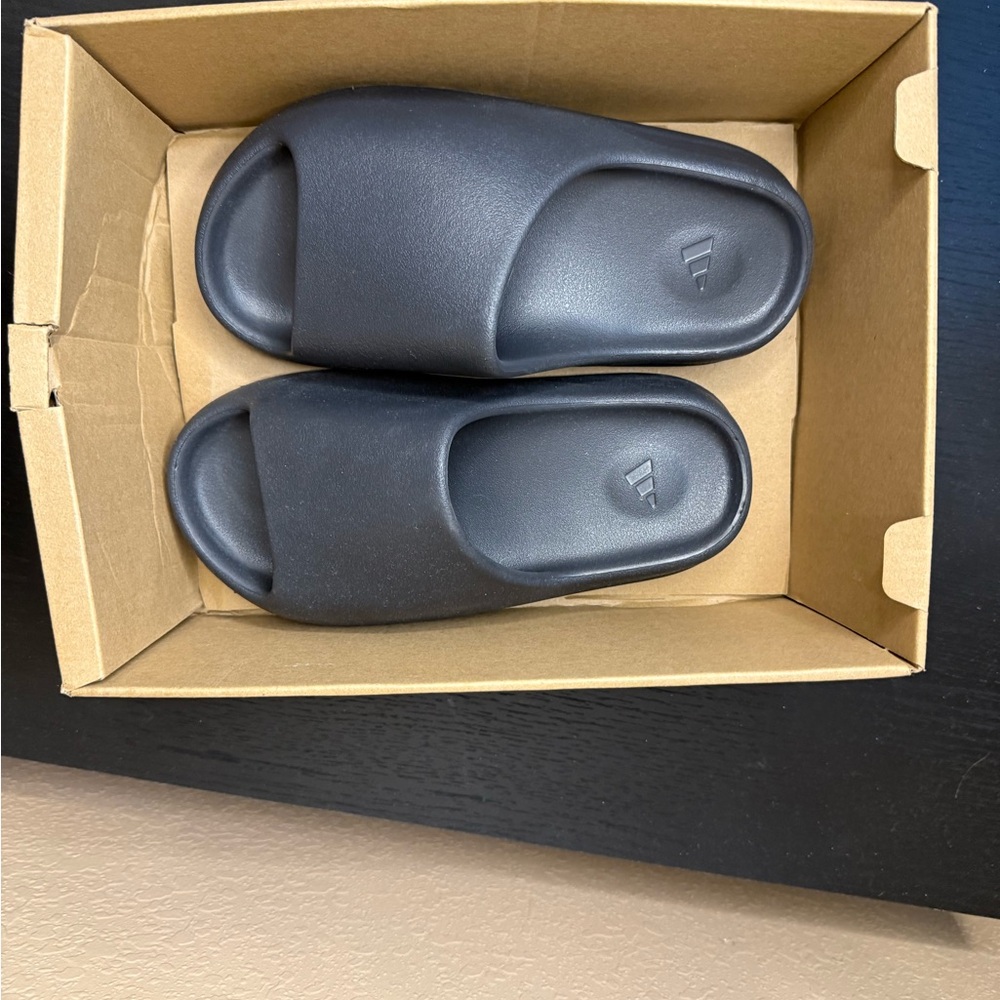 Yeezy Slides Onyx Size 6 Brand New